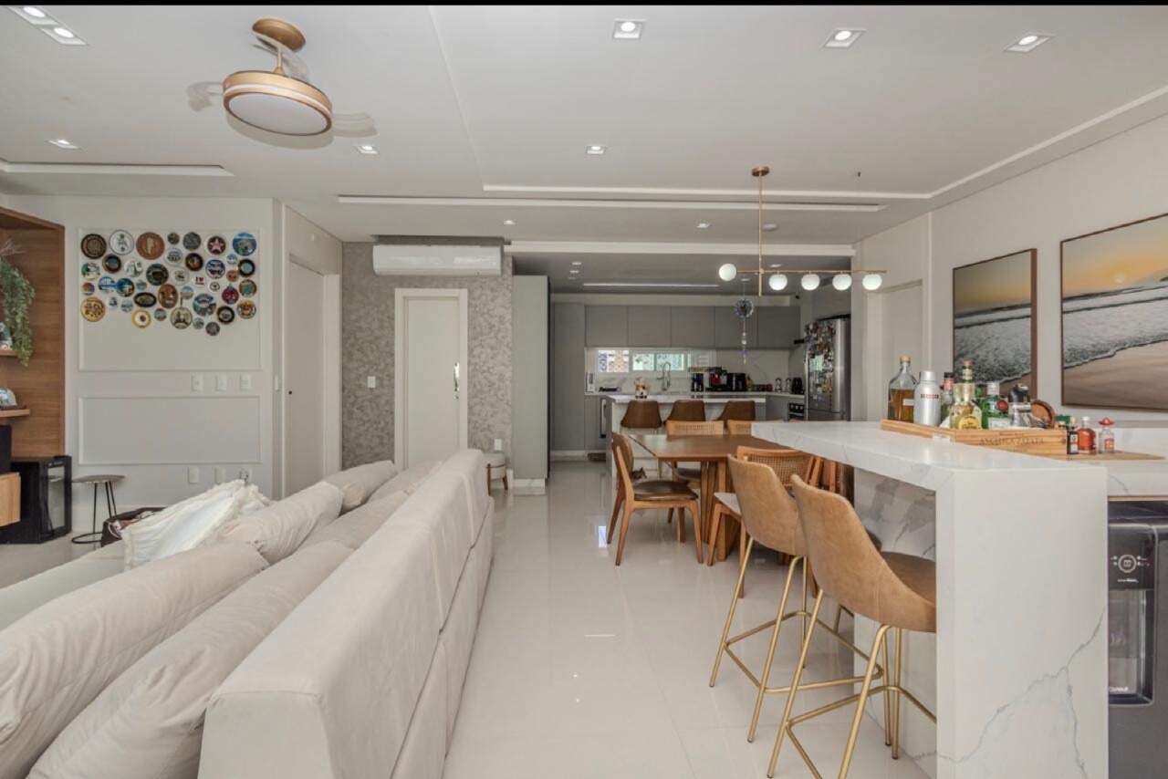 Apartamento à venda no Centro: Living, jantar e cozinha em sequência no mesmo ambiente