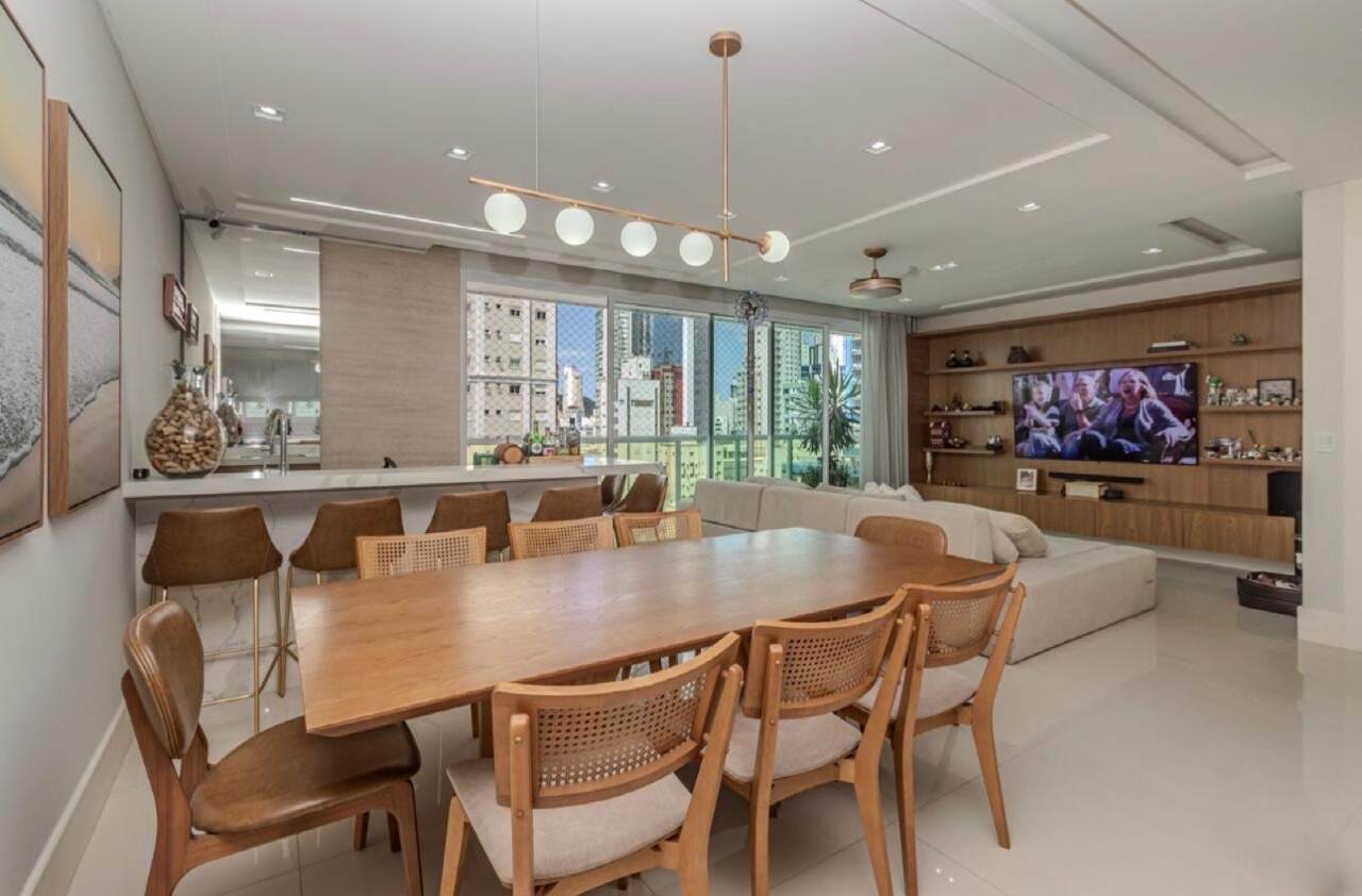 Apartamento à venda no Centro: Sala de jantar e living integrados, com a bancada da cozinha ao lado
