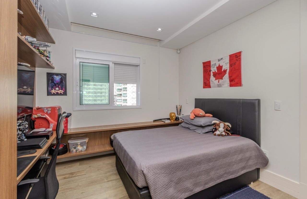 Apartamento à venda no Centro: Quarto com cama, escrivaninha e armários planejados