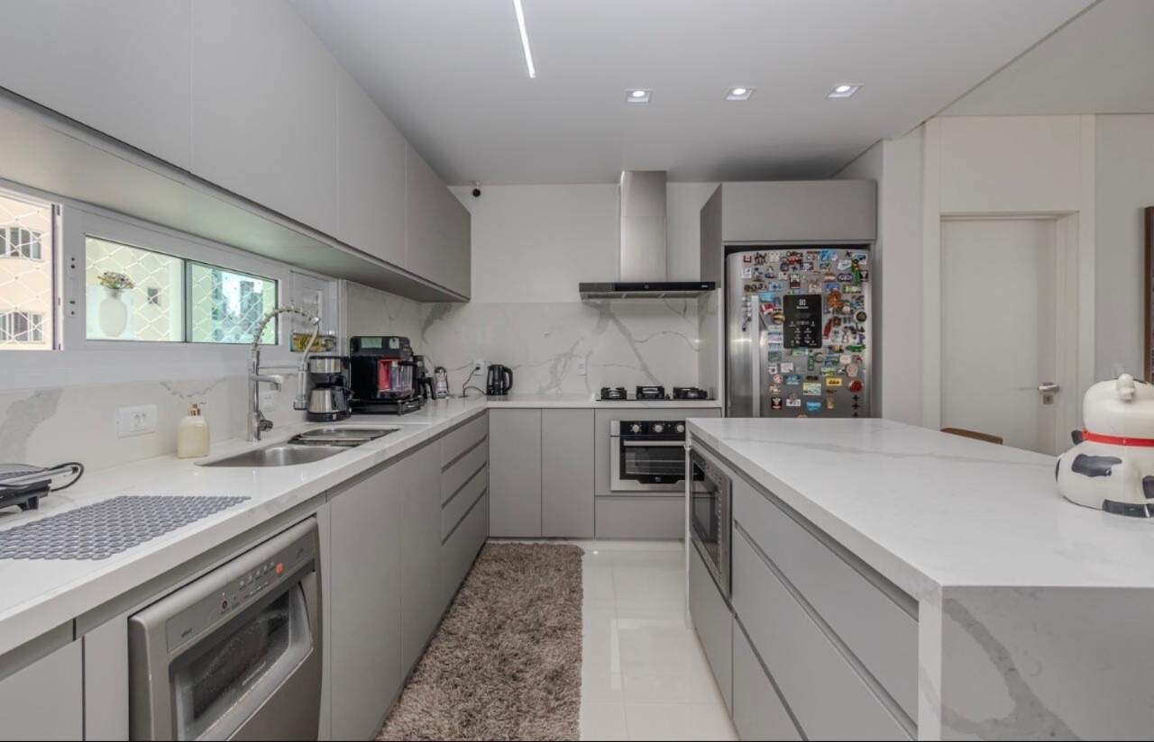 Apartamento à venda no Centro: Cozinha com ilha, coifa e armários planejados