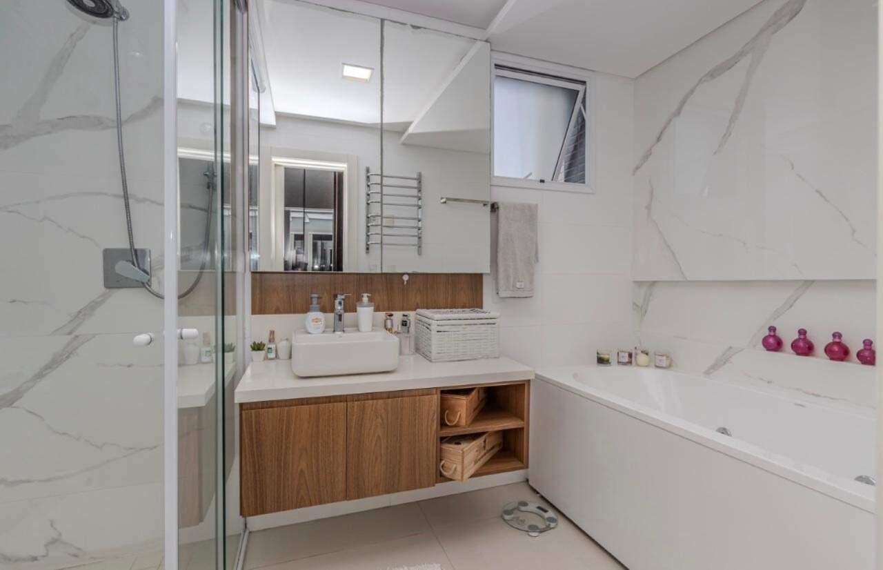 Apartamento à venda no Centro: Banheiro da suíte master com banheira e box de vidro