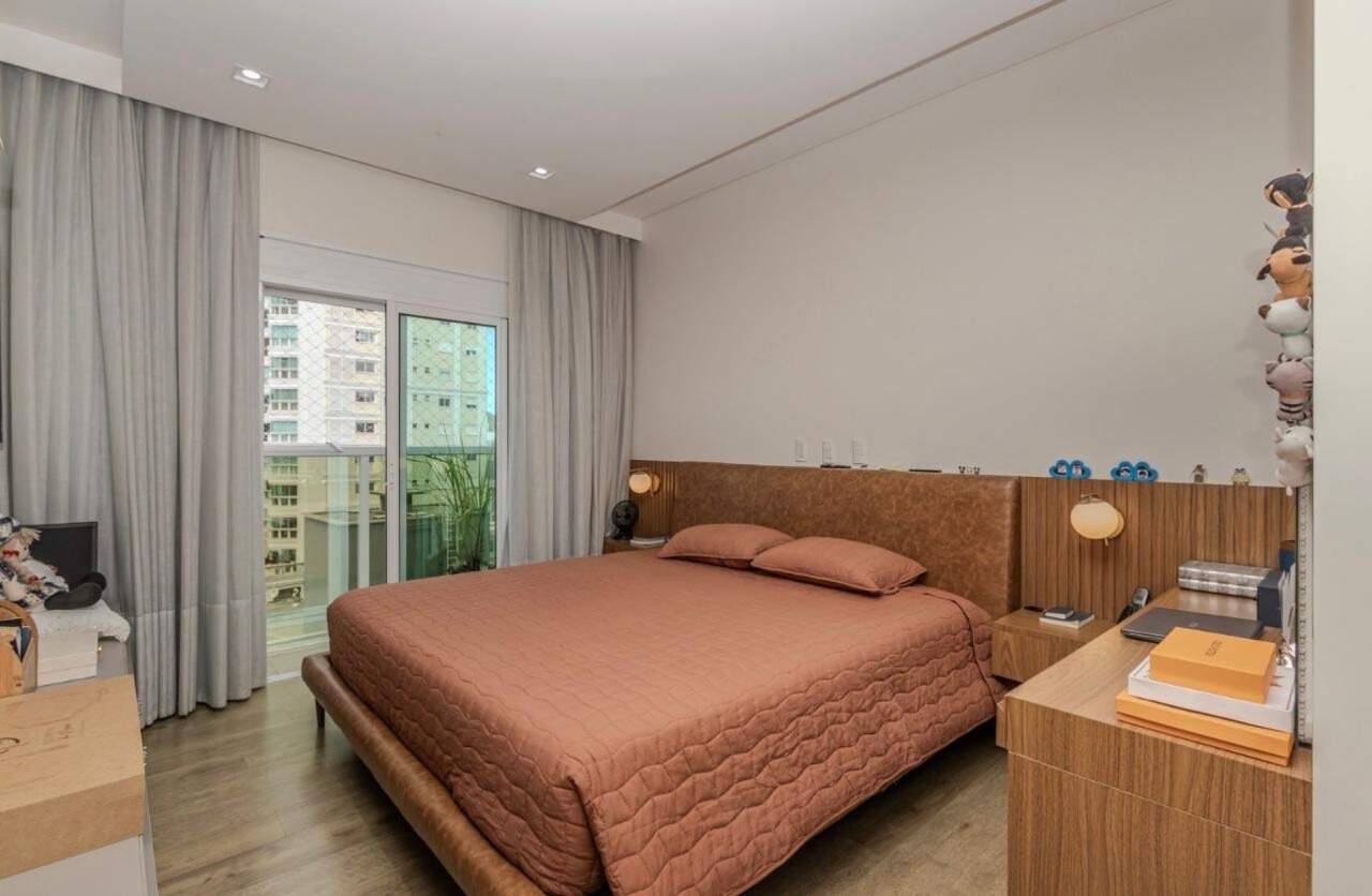 Apartamento à venda no Centro: Suíte master com cabeceira de couro e porta para a sacada