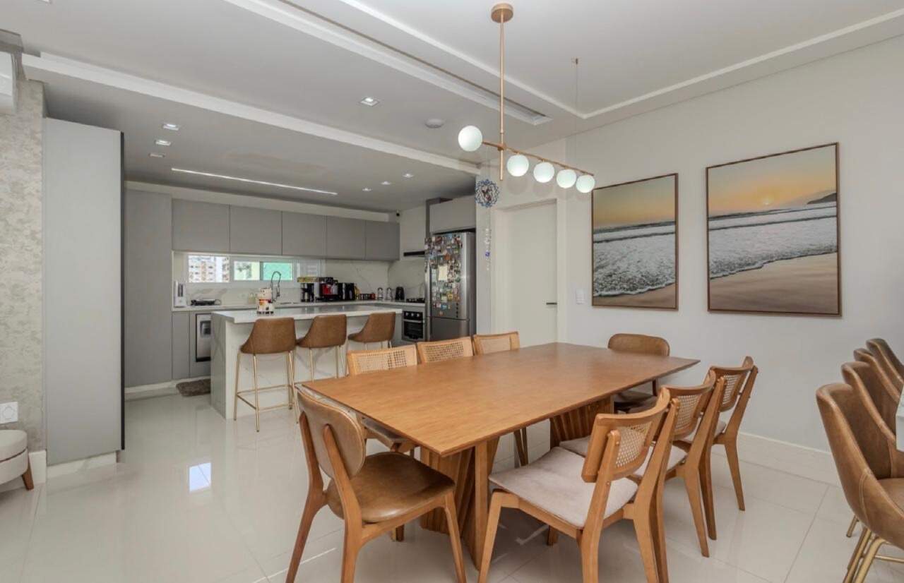 Apartamento à venda no Centro: Cozinha e bancada vistas da sala de jantar