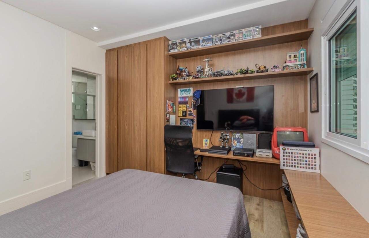 Apartamento à venda no Centro: Quarto com home office e prateleiras planejadas