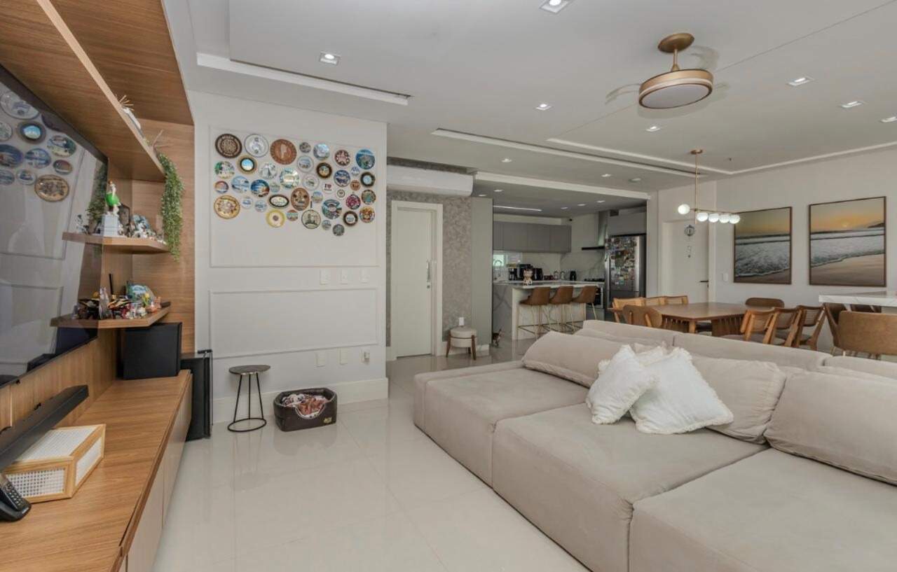 Apartamento à venda no Centro: Living com painel de TV e parede decorada