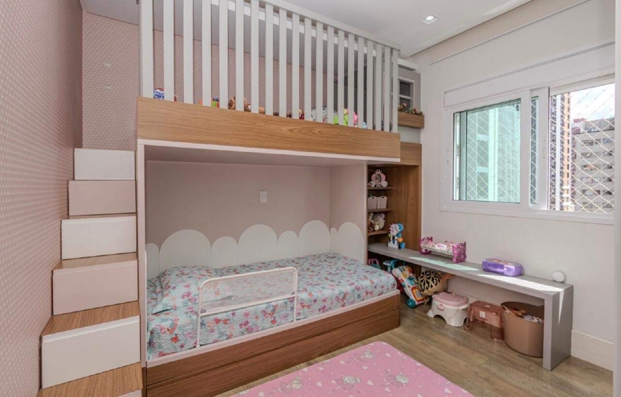 Apartamento à venda no Centro: Quarto infantil com cama suspensa e escada com gavetas