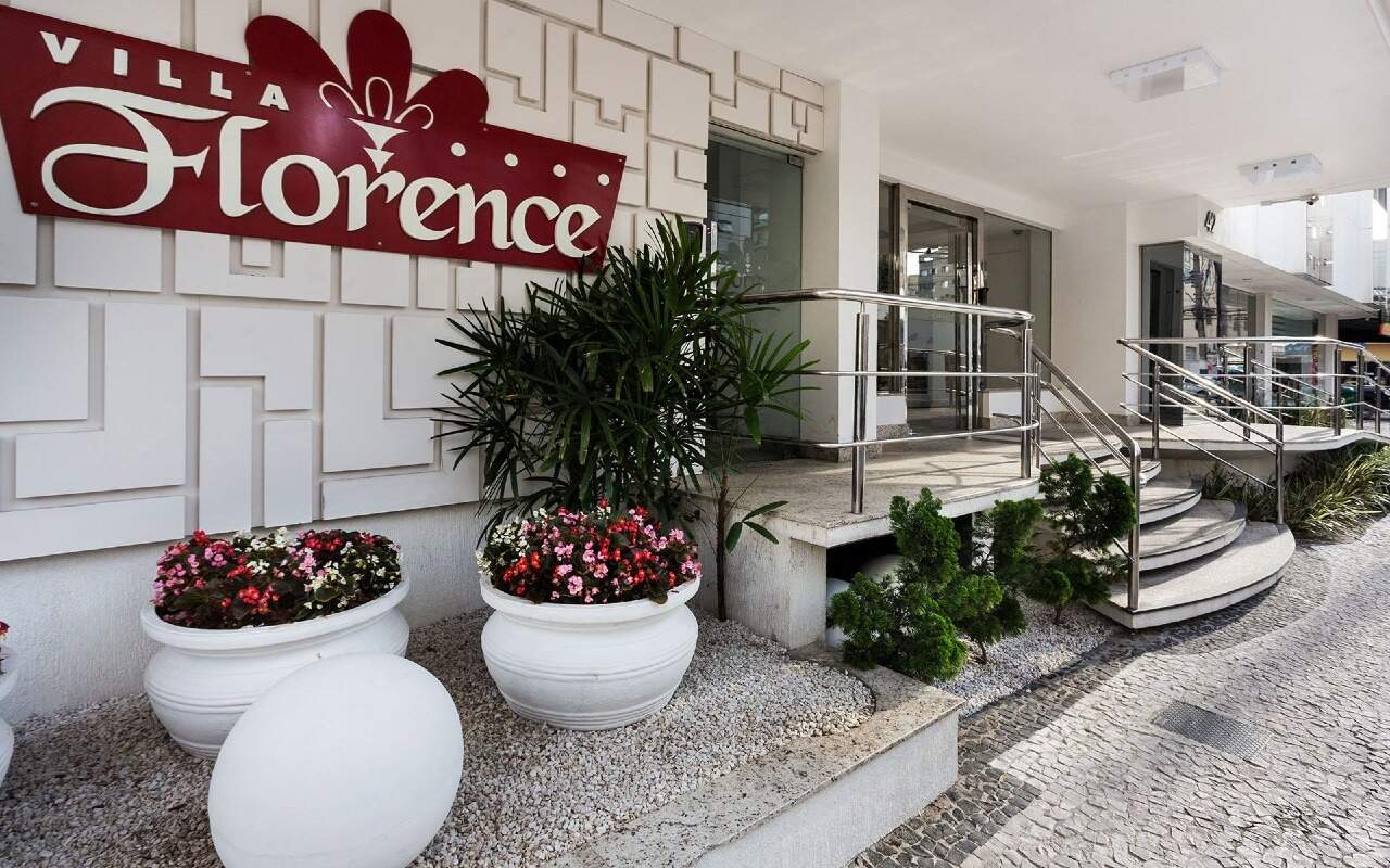 Apartamento à venda no Centro: Entrada do Villa Florence, com o letreiro do prédio e a escada para o hall