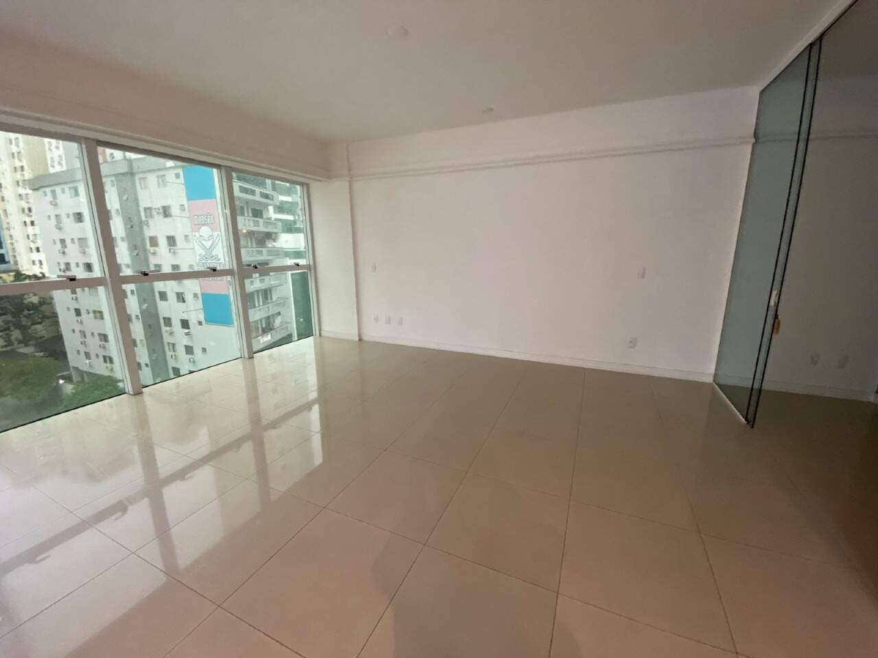 Apartamento à venda no Centro: Living do apartamento de 142,96 m² no Villa Florence, com janelas amplas de vidro em canto
