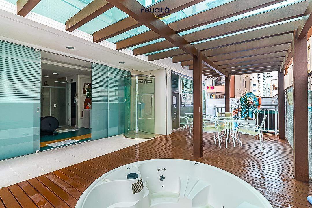 Apartamento à venda no Centro: Hidromassagem no deck de madeira, sob pérgola, ao lado da academia