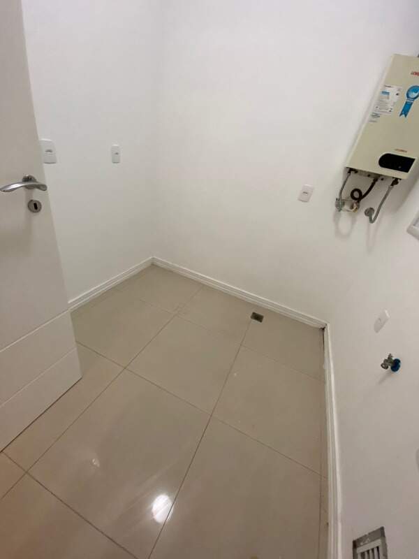 Apartamento à venda no Centro: Área de serviço fechada, com aquecedor a gás e ponto para máquina de lavar