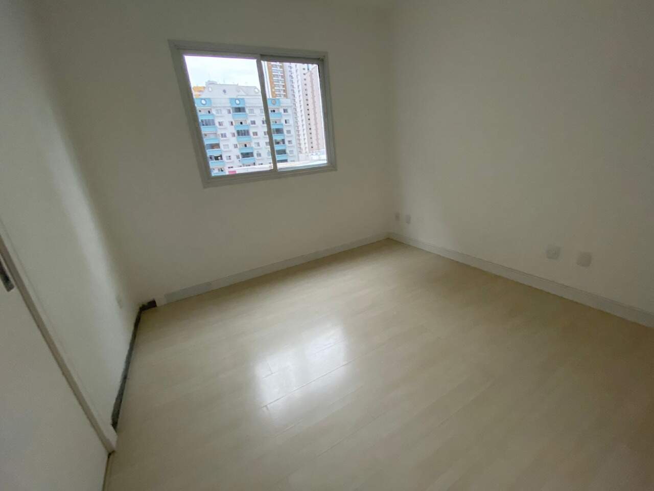 Apartamento à venda no Centro: Dormitório com janela de correr e piso laminado claro