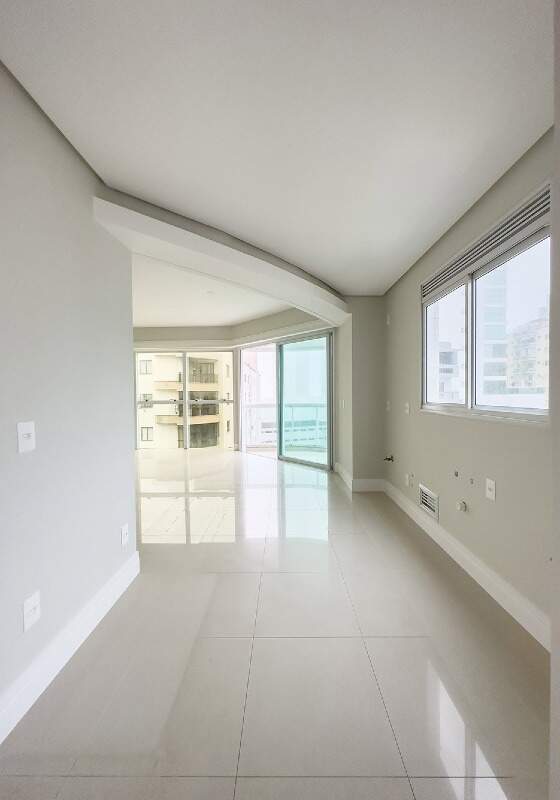 Apartamento à venda no Centro: Cozinha aberta para o living, em outro apartamento da mesma planta no prédio