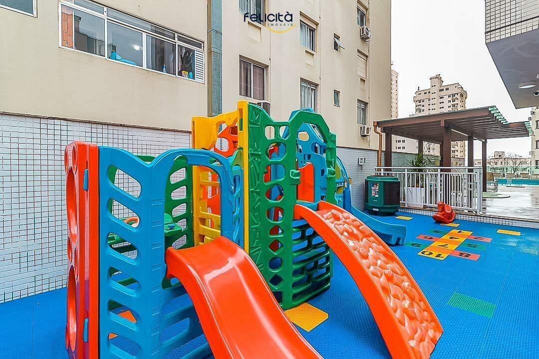 Apartamento à venda no Centro: Playground com escorregadores sobre piso emborrachado