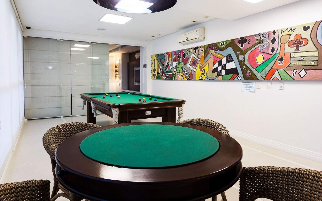 Apartamento à venda no Centro: Sala de jogos com mesa de sinuca e mesa de carteado