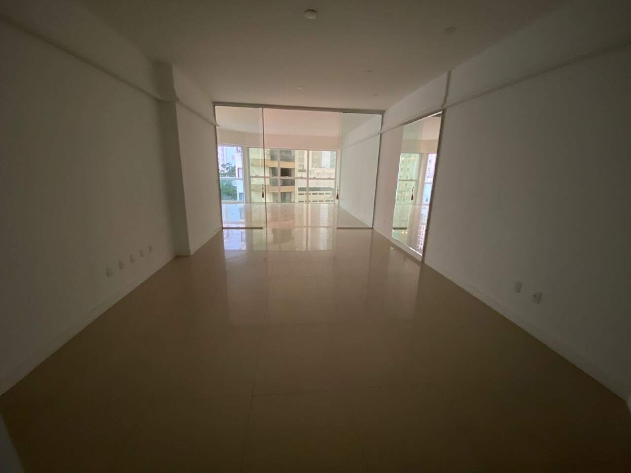 Apartamento à venda no Centro: Área social em sequência, com portas de vidro de correr que integram os ambientes
