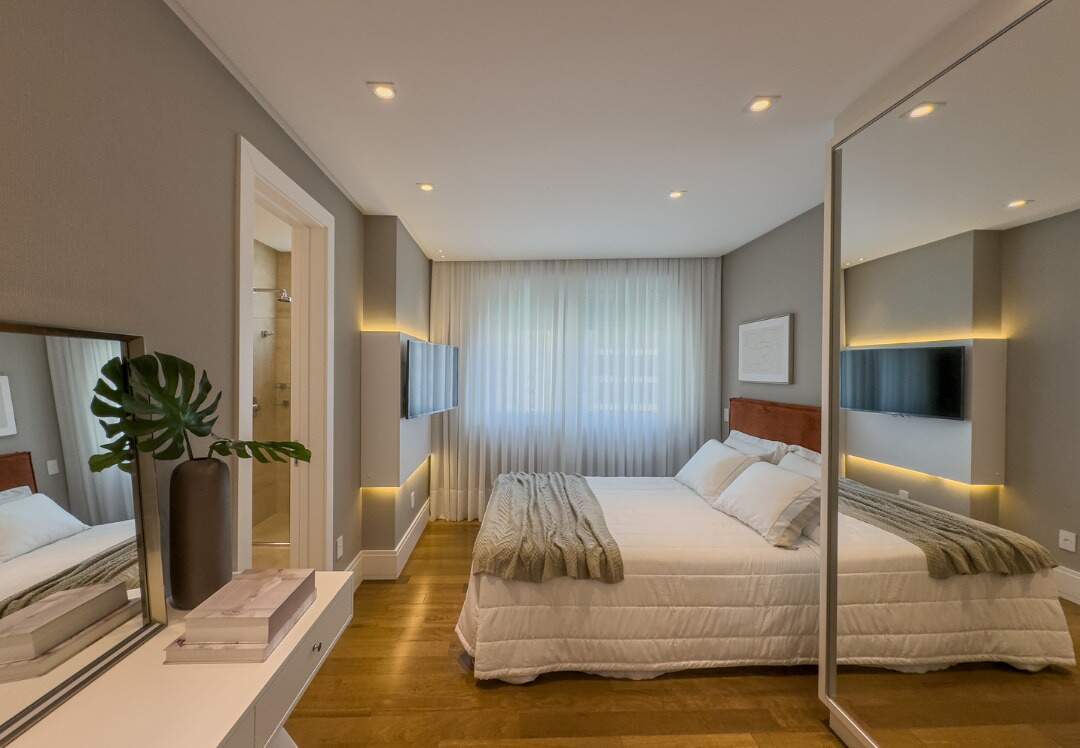 Apartamento à venda no Centro: Suíte com cama de casal, TV e espelho de corpo inteiro