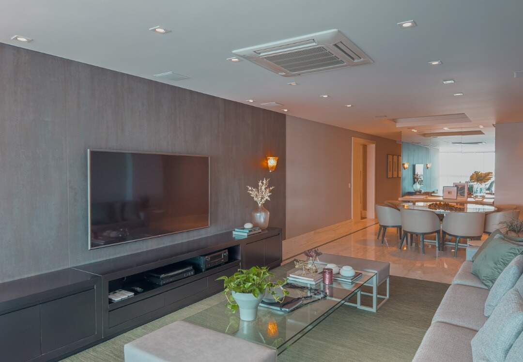 Apartamento à venda no Centro: Living com home theater e a sala de jantar ao fundo, no apartamento de 316 m² do Metrópolis