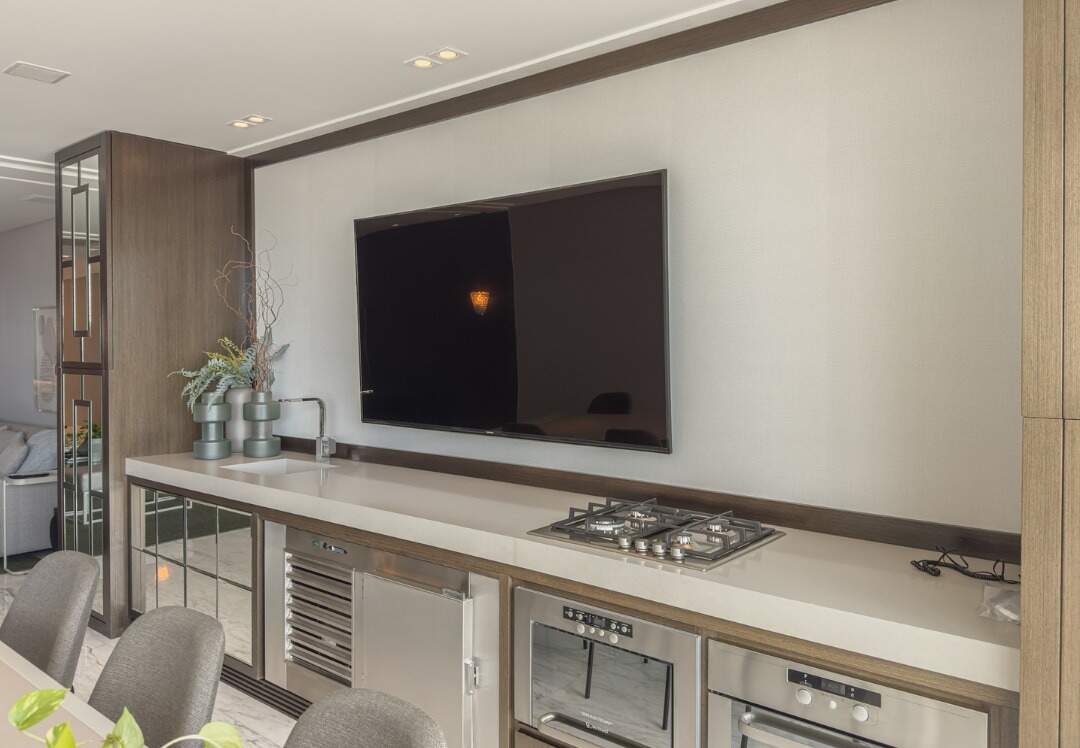 Apartamento à venda no Centro: Bancada gourmet da sacada, com cooktop, fornos, cuba e TV