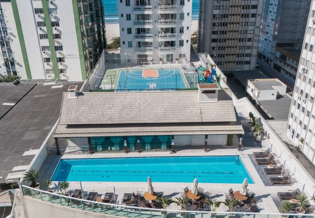 Apartamento à venda no Centro: Piscina semiolímpica com deck nos fundos do Edifício Metrópolis