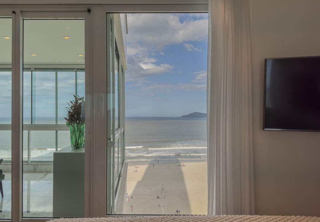 Apartamento à venda no Centro: Vista da suíte master para a Praia Central de Balneário Camboriú