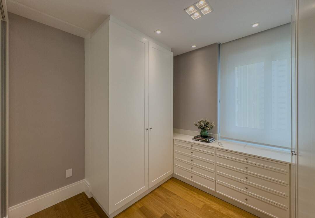 Apartamento à venda no Centro: Closet com armários e gaveteiro sob a janela