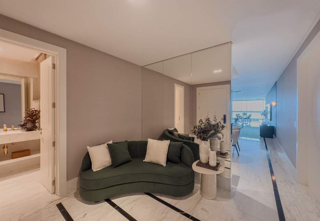 Apartamento à venda no Centro: Estar junto à entrada, com lavabo ao lado e a sacada ao fundo