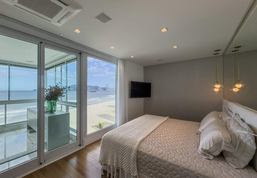 Apartamento à venda no Centro: Suíte master com porta de correr para a sacada e vista para o mar