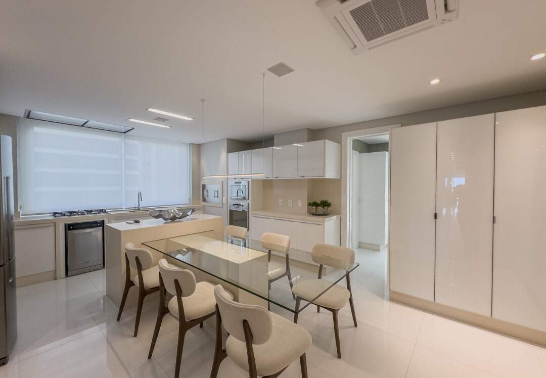 Apartamento à venda no Centro: Cozinha com ilha, copa com mesa de vidro e armários até o teto