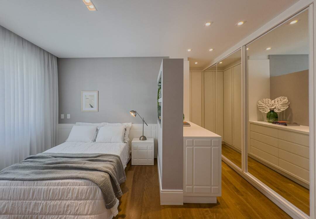 Apartamento à venda no Centro: Suíte com divisória, cômoda e armários planejados
