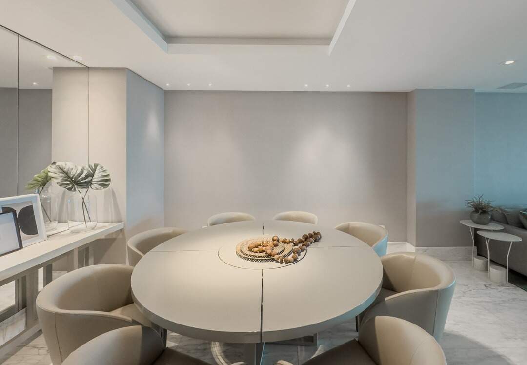 Apartamento à venda no Centro: Sala de jantar com mesa redonda e aparador