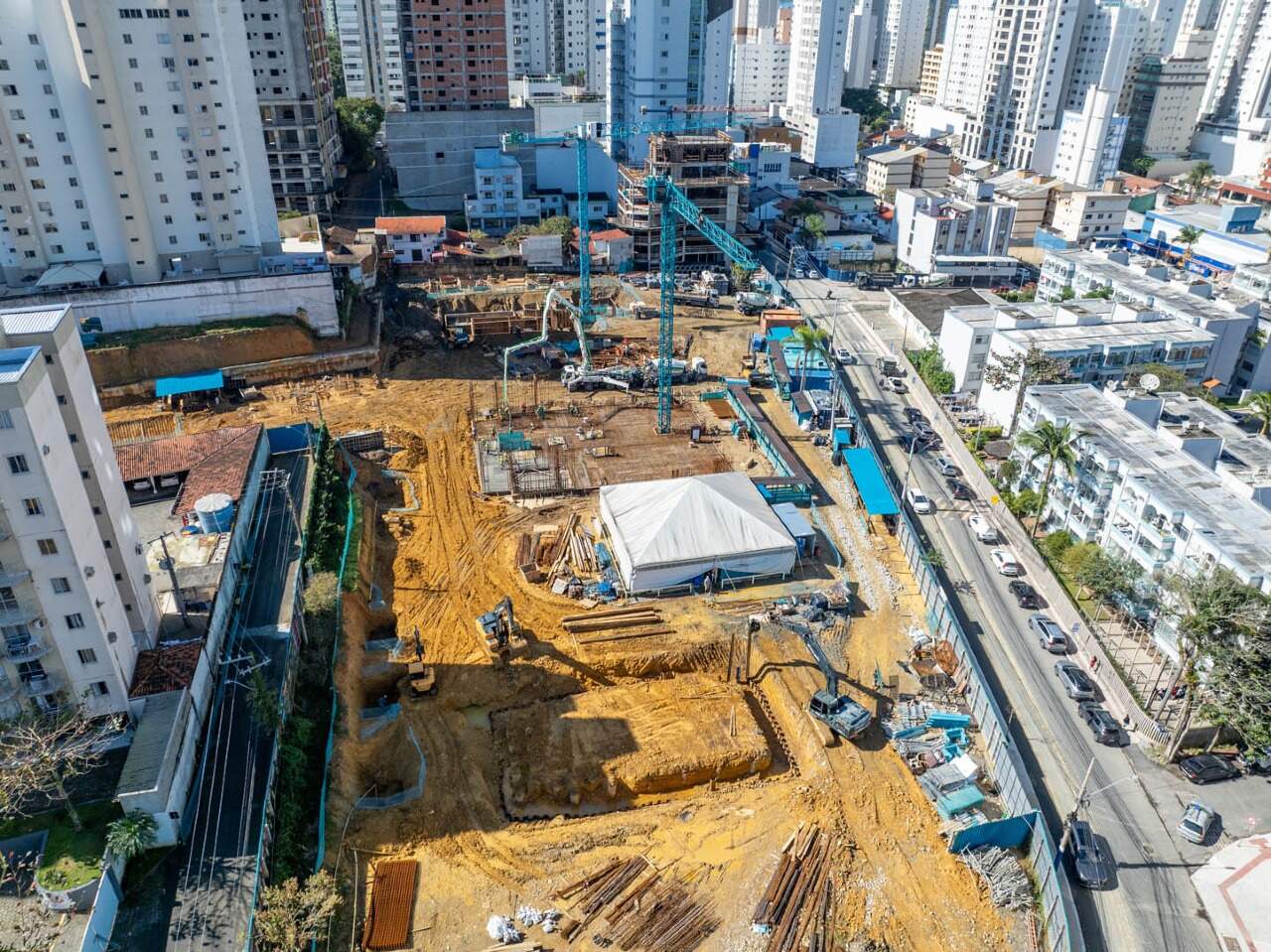 Apartamento diferenciado à venda no Pioneiros: Vista aérea do canteiro do Garden Park Home Club, no Pioneiros (foto real)