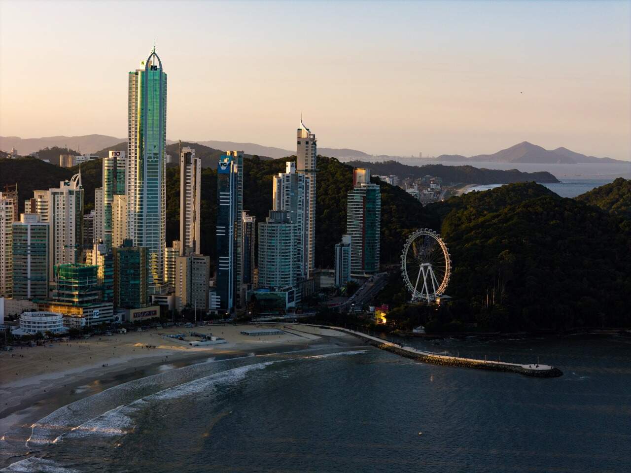 Apartamento diferenciado à venda no Pioneiros: Barra Norte de Balneário Camboriú ao entardecer, região do Garden Park (foto aérea)