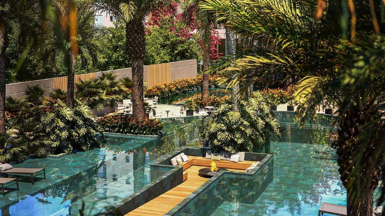 Apartamento diferenciado à venda no Pioneiros: Piscina com lounge rebaixado e fire space no home club (imagem ilustrativa)
