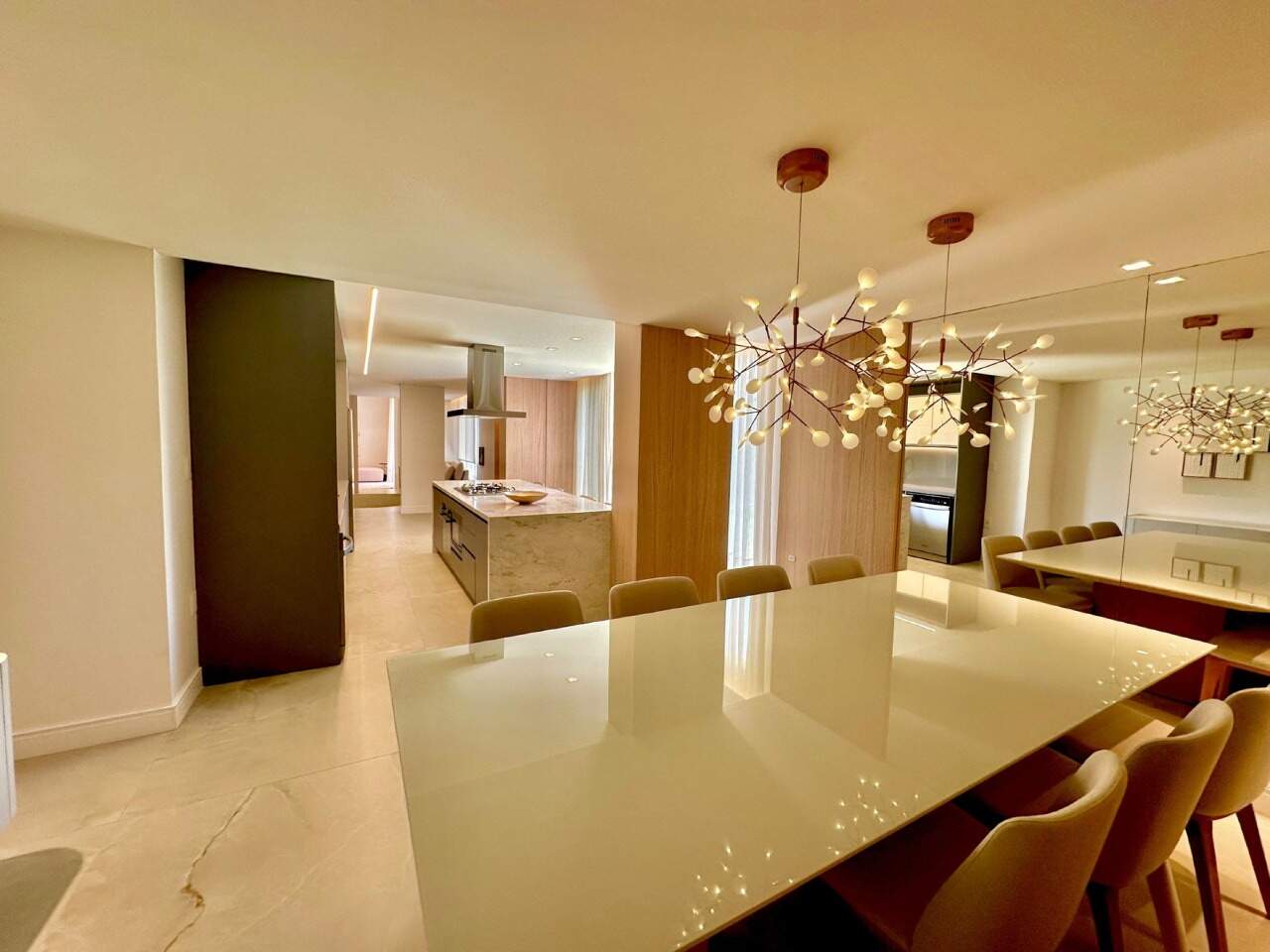 Apartamento diferenciado à venda no Praia Brava: Jantar integrado à cozinha, com lustres e a ilha ao fundo