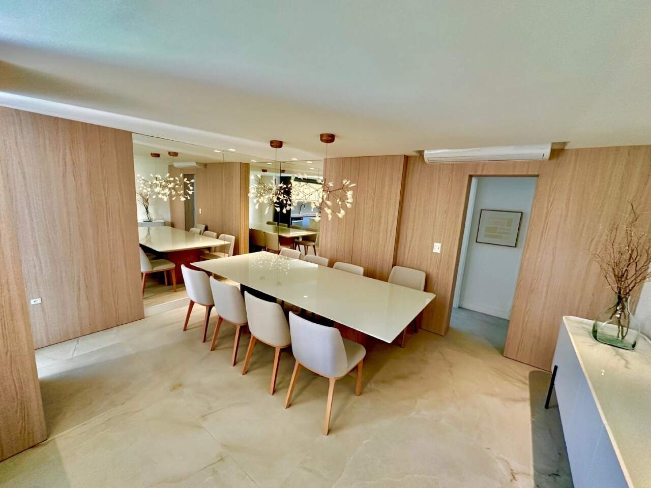 Apartamento diferenciado à venda no Praia Brava: Sala de jantar com mesa para dez lugares e lustre