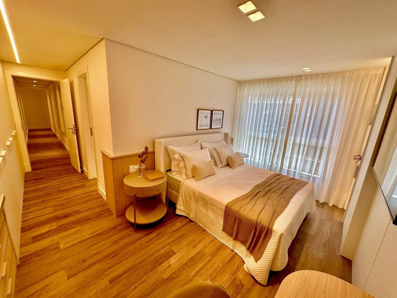 Apartamento diferenciado à venda no Praia Brava: Suíte com cortinas até o piso e saída para o corredor da escada