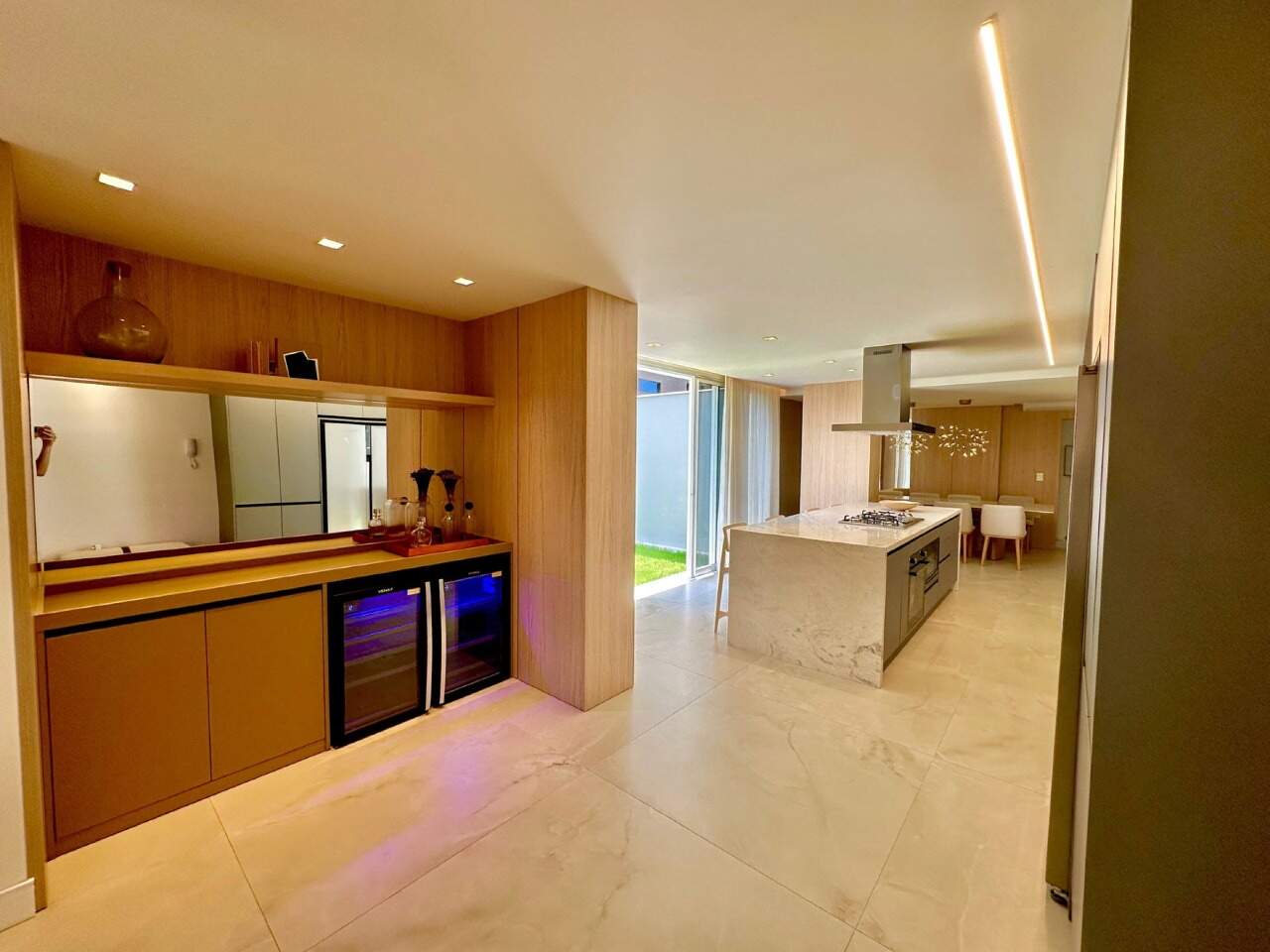 Apartamento diferenciado à venda no Praia Brava: Bar com duas adegas climatizadas e a cozinha ao fundo