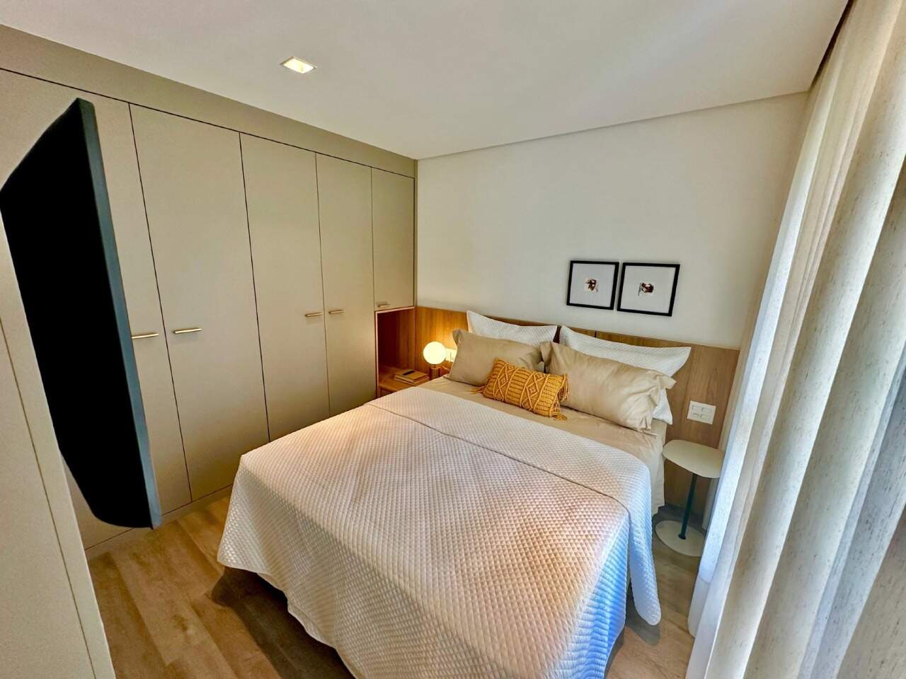 Apartamento diferenciado à venda no Praia Brava: Suíte com armários embutidos e cabeceira em madeira