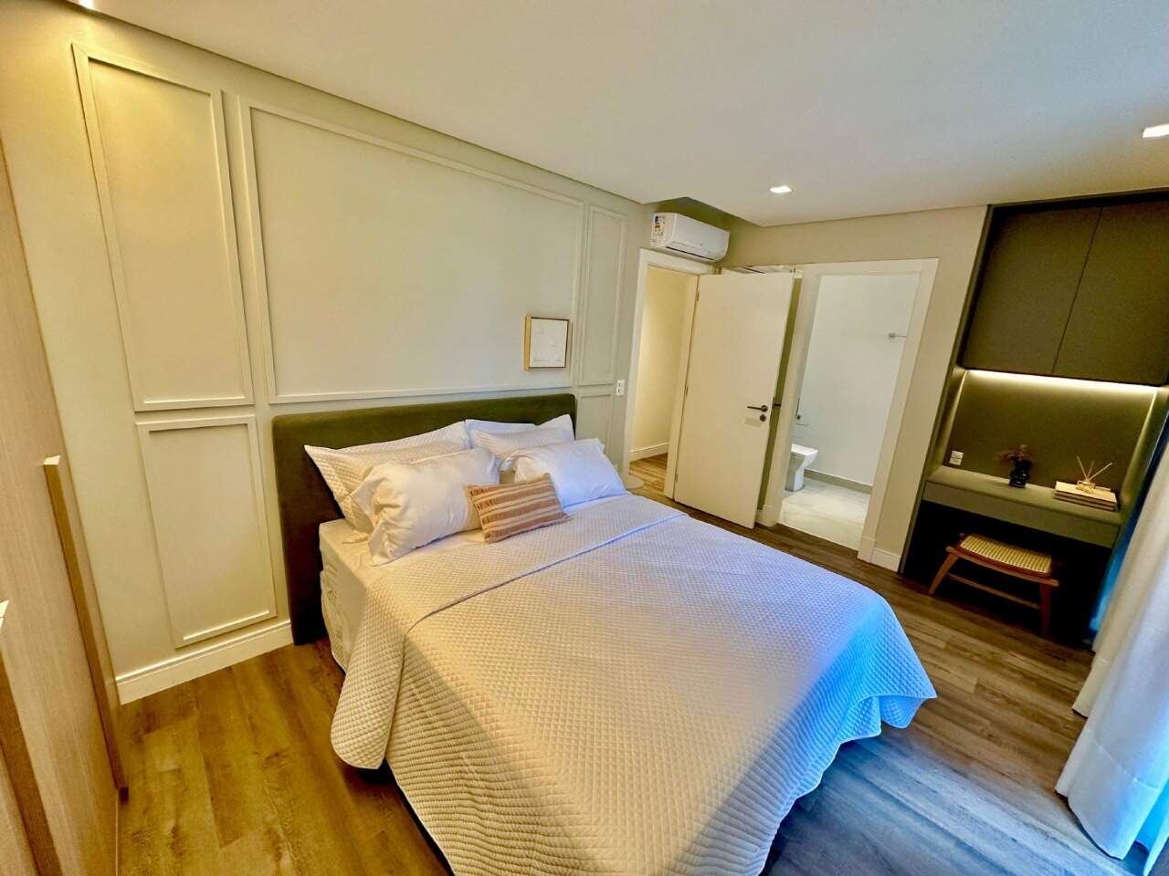 Apartamento diferenciado à venda no Praia Brava: Suíte com parede em boiserie, escrivaninha e ar-condicionado