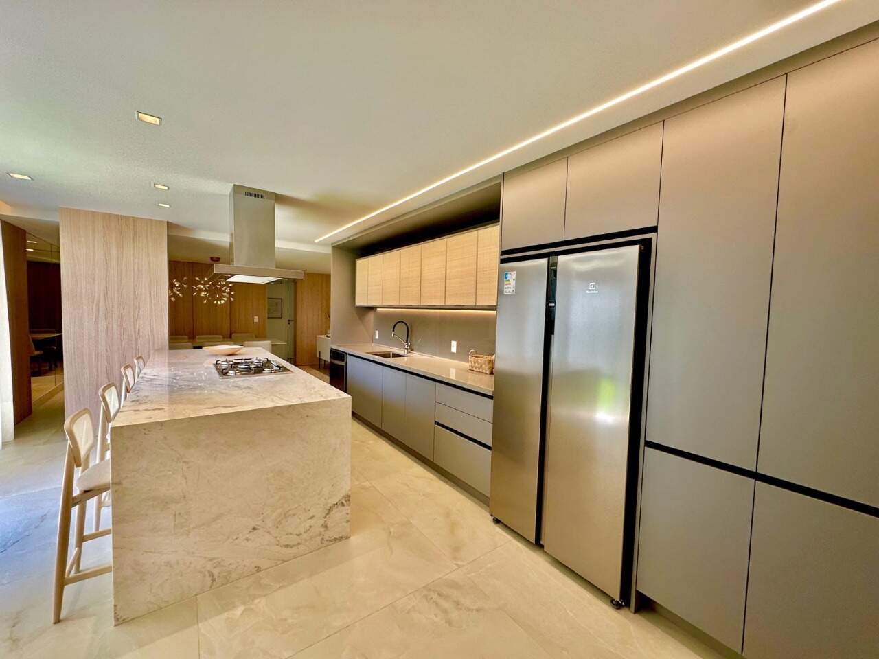 Apartamento diferenciado à venda no Praia Brava: Cozinha com ilha em pedra, cooktop, coifa e geladeira inox