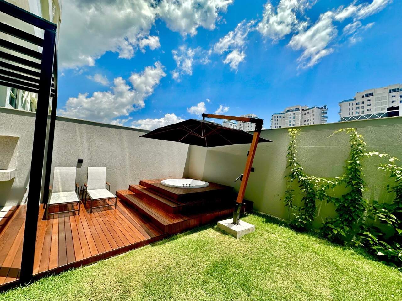 Apartamento diferenciado à venda no Praia Brava: Spa com hidromassagem em deck elevado, com ombrelone e muro verde