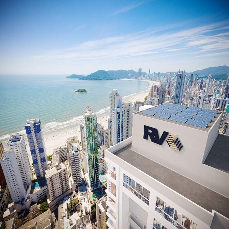 Cobertura à venda no Centro: Topo do Meridian Tower com painéis solares e a Praia Central ao fundo (imagem ilustrativa)