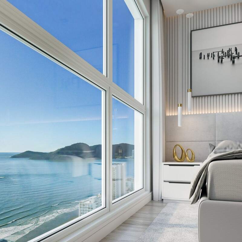 Apartamento à venda no Centro: Janela de canto da suíte, com o mar e os morros ao fundo (imagem ilustrativa)