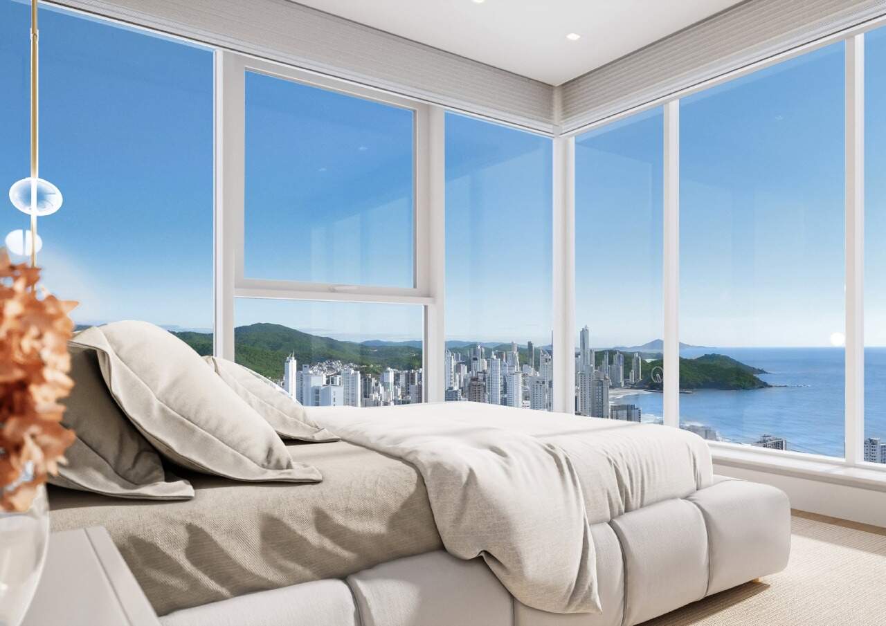 Apartamento diferenciado à venda no Centro: Suíte master com janelas de canto e vista para o mar e a orla (imagem ilustrativa)