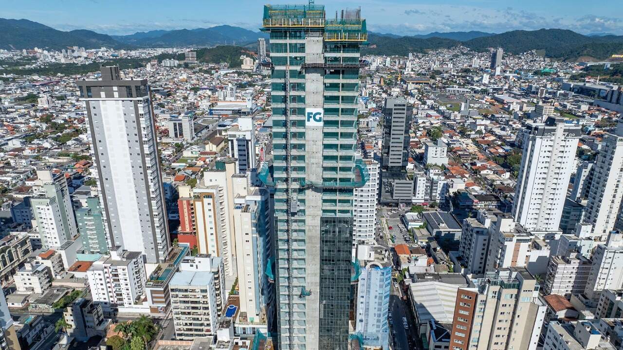 Apartamento diferenciado à venda no Centro: Vista aérea da obra do Iconic Tower em agosto de 2026