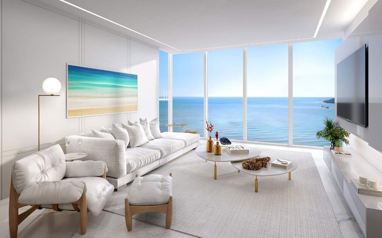 Apartamento diferenciado à venda no Centro: Living decorado com vista para o mar (imagem ilustrativa)
