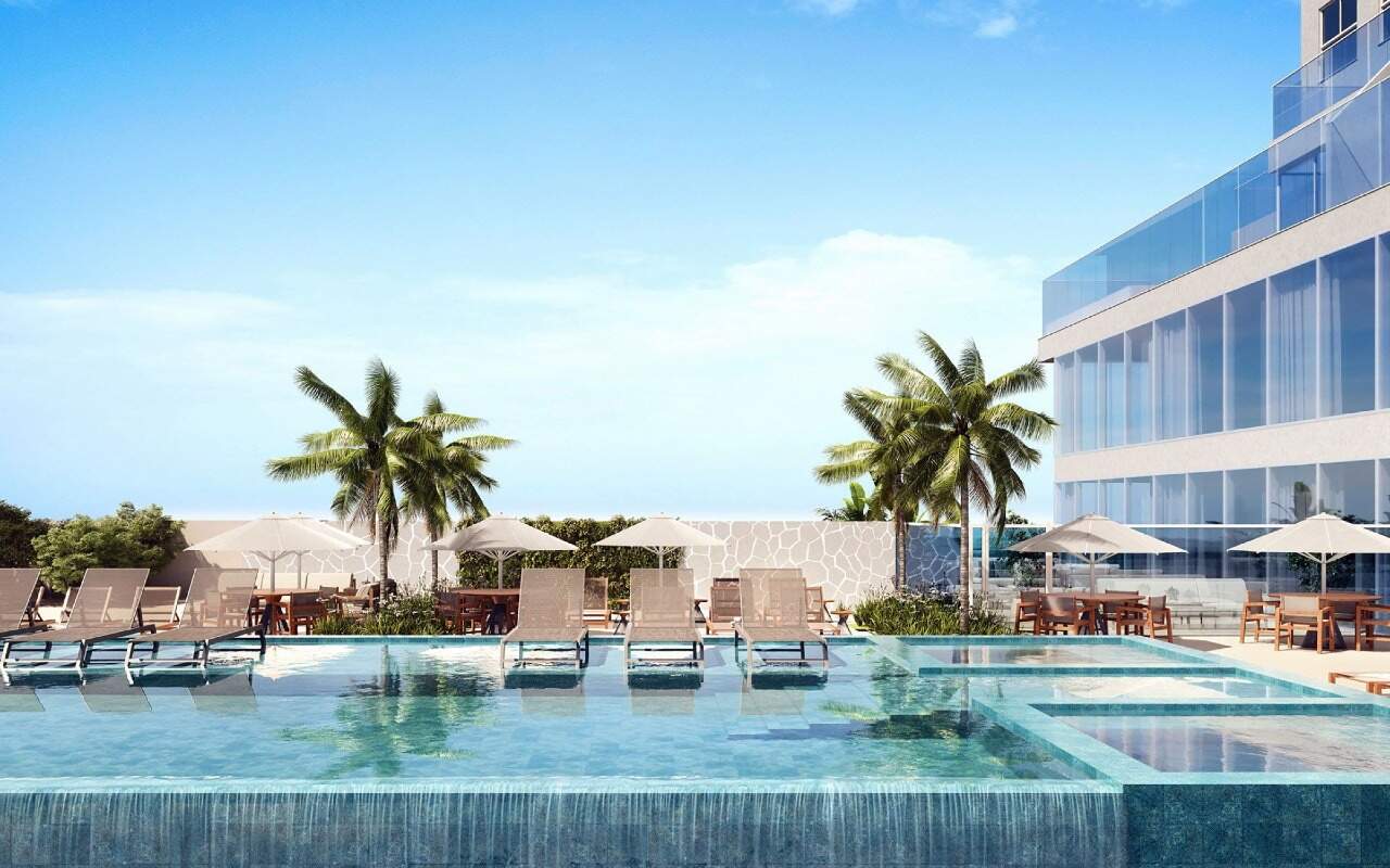 Apartamento diferenciado à venda no Centro: Piscina com borda infinita no pavimento de lazer (imagem ilustrativa)