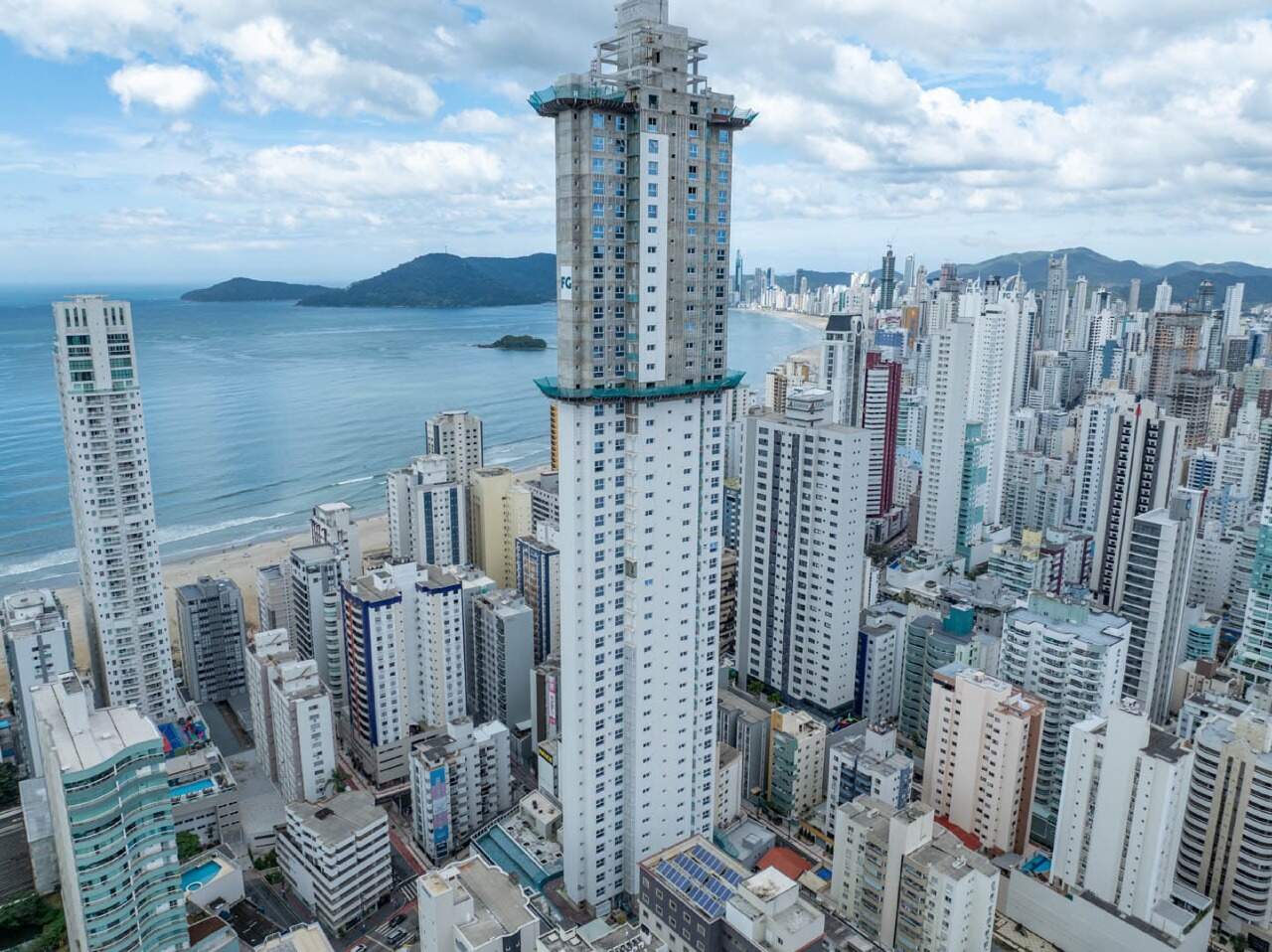 Apartamento diferenciado à venda no Centro: Sapphire Tower em obra, visto de drone, com a Praia Central e a Ilha das Cabras