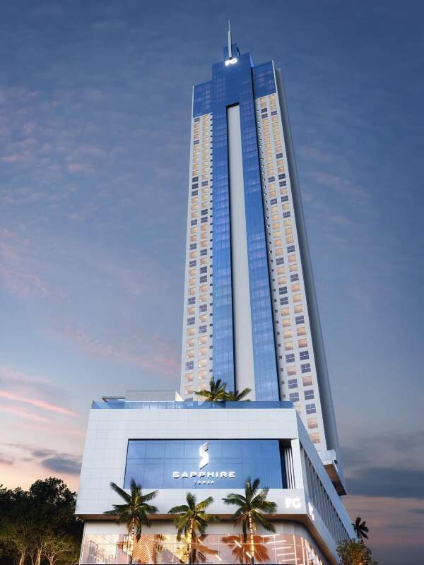 Apartamento diferenciado à venda no Centro: Sapphire Tower ao entardecer, com o letreiro no embasamento (imagem ilustrativa)