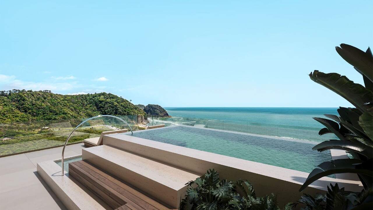 Cobertura à venda no Praia Brava: Piscina privativa da cobertura frente mar, com a praia e o morro ao fundo (imagem ilustrativa)